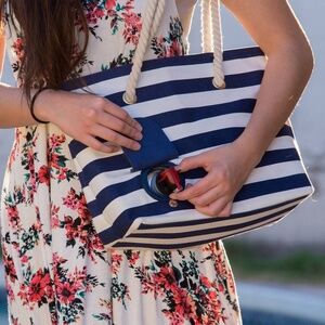 Porto Vino Wine Purse Discreetly Hides Bag of Wine